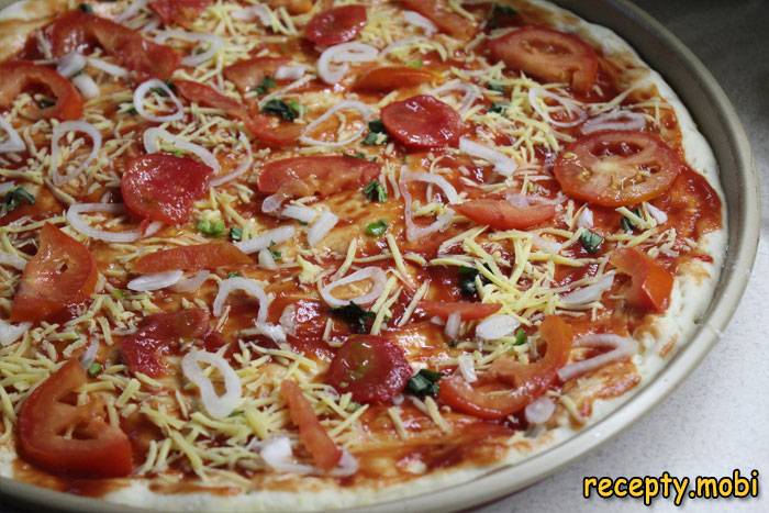 Покрыть пиццу кольцами томатов - фото шаг 10