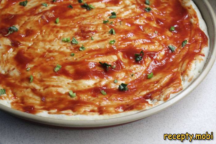 Покрыть основу для пиццы томатным соусом - фото шаг 7