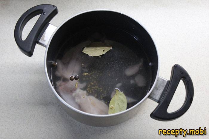 Залить куриный суповой набор водой, добавить специи и соль - фото шаг 2