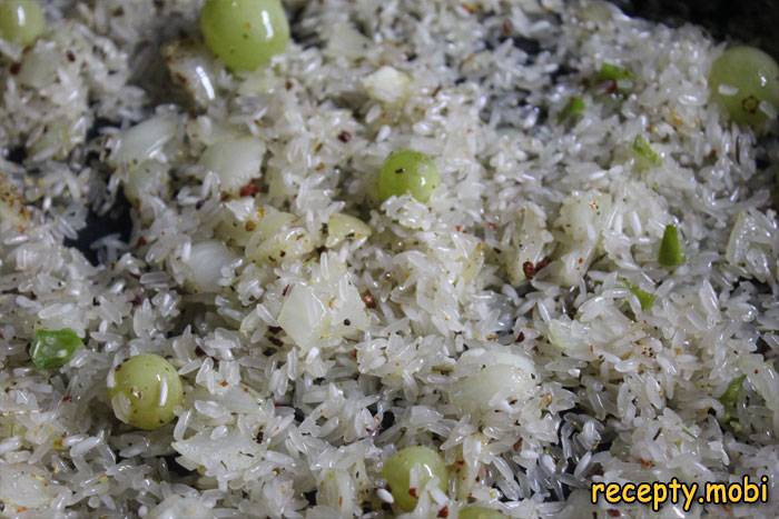 Выложить рис на блюдо для подачи - фото шаг 8