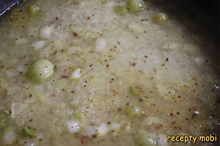 Залить куриным бульоном рис с овощами - фото шаг 7