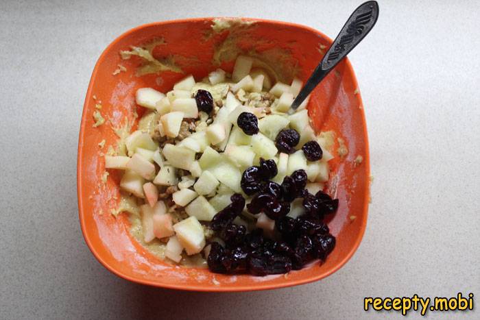 Всыпать в тесто рубленые груши, яблоки, орехи и вишню - фото шаг 4