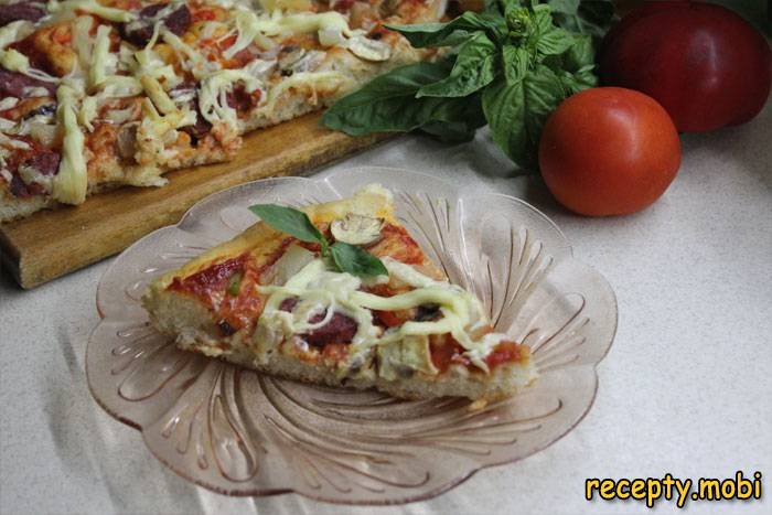 Пицца на дрожжевом тесте с салями и грибами