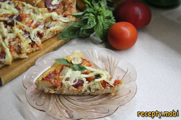 Пицца на дрожжевом тесте с салями и грибами в духовке