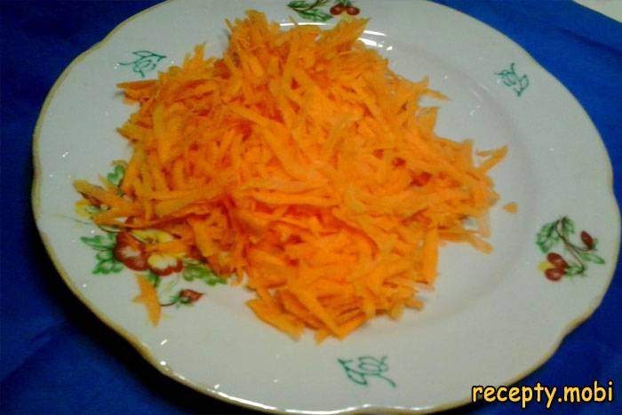 Морковь измельчите на тёрке - фото шаг 4
