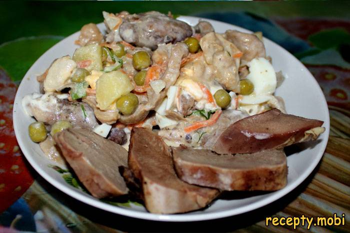 Салат с маринованными грибами, куриными сердечками и корейской морковью «Страсть»