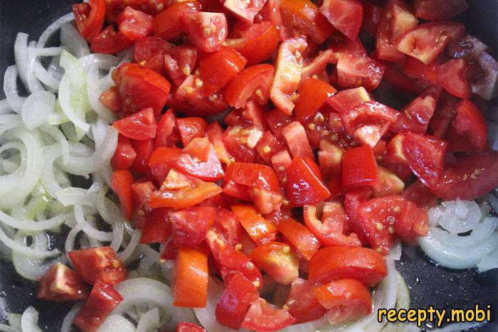 всыпать томаты к луку - фото шаг 4