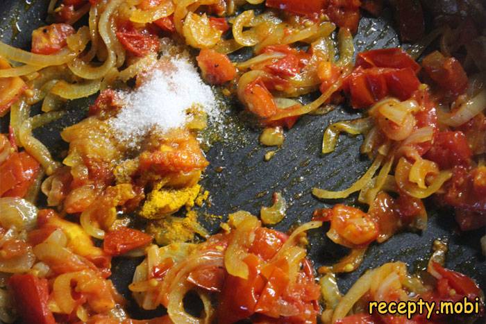 Приправить томатный соус паприкой, куркумой и перцем, довести до вкуса с помощью соли и сахара - фото шаг 5