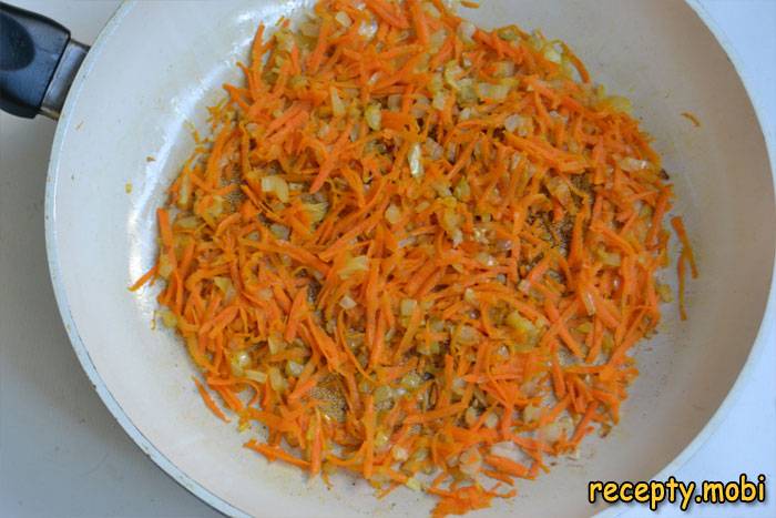 обжариваем лук и морковь - фото шаг 7