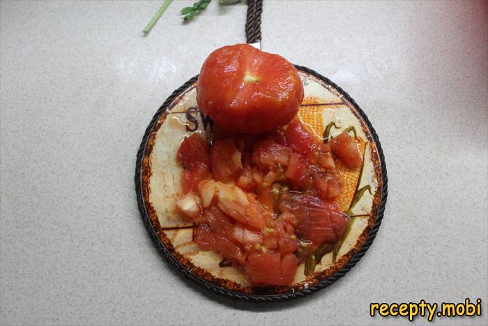 нарезаем томаты - фото шаг 4