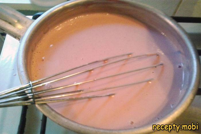 В посуде для варки крема соедините малиновое пюре, сахар и сметану - фото шаг 2