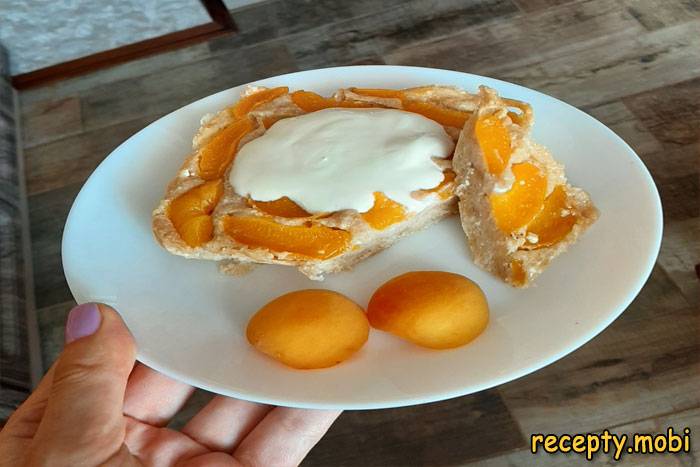 Творожная запеканка с абрикосами - готовое блюдо