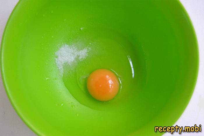сырое куриное яйцо - фото шаг 1