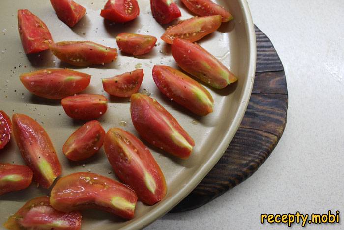 Посыпать томаты солью и смесью молотых перцев - фото шаг 2