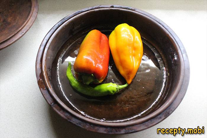 смазать растительным маслом перец чили и болгарские перчики - фото шаг 1