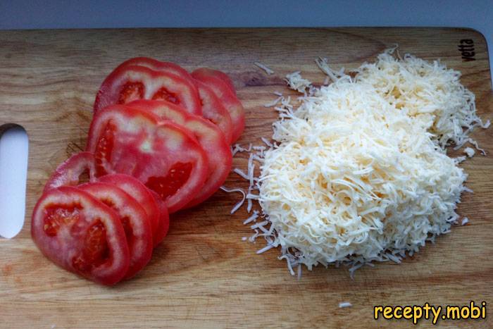нарезаем помидор и натираем сыр - фото шаг 5