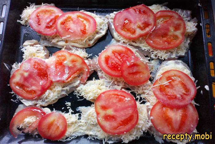 на филе выкладываем сыр и помидор - фото шаг 6