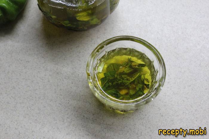 Пикантная заправка для салатов на оливковом масле 