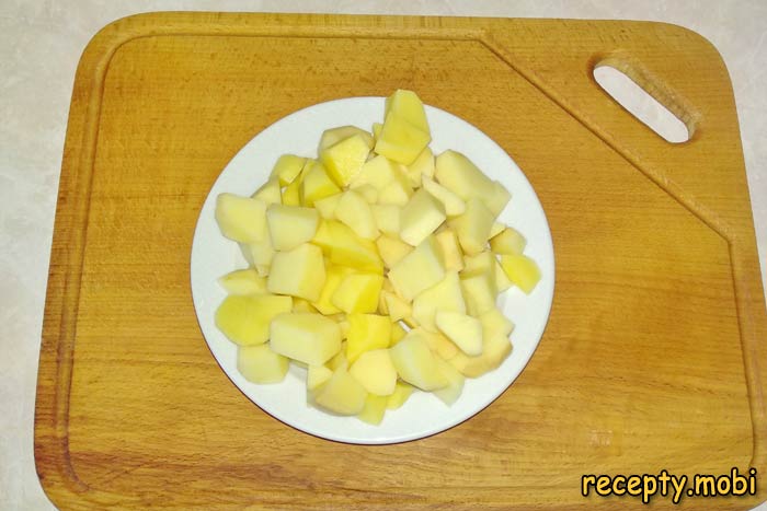 картофель нарезаем кубиками - фото шаг 1