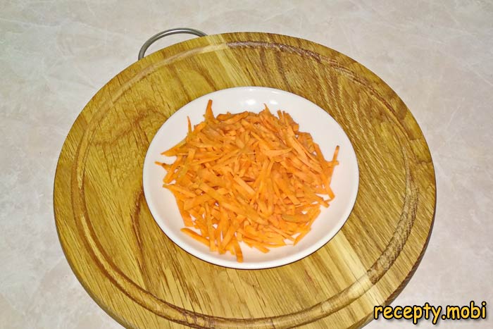 Морковь можно порезать тонкой соломкой - фото шаг 7