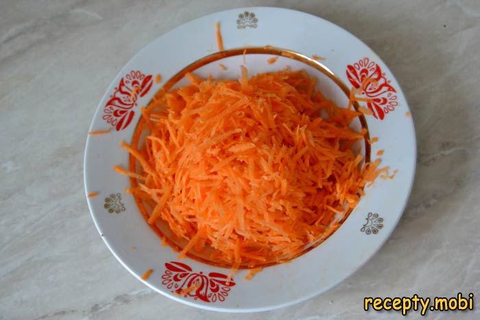 Морковь натираем на тёрке - фото шаг 9
