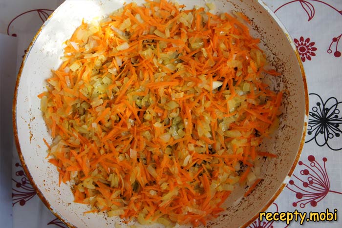 Слегка поджариваем лук с морковью - фото шаг 10