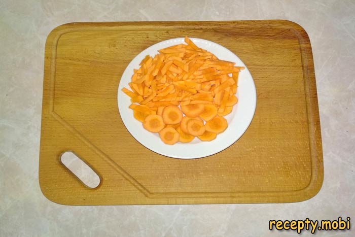 Морковь нарезаем соломкой и кружочками - фото шаг 3