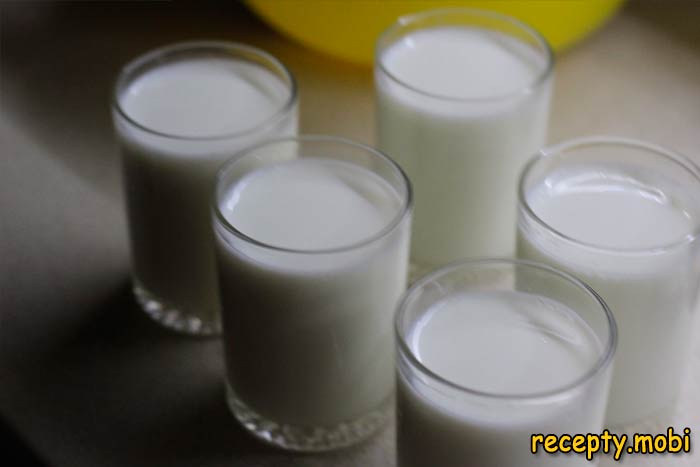 Разлить молоко по баночкам или стаканам - фото шаг 3