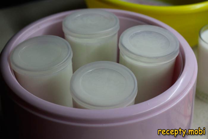 Поместить стаканчики с йогуртом в йогуртницу - фото шаг 4