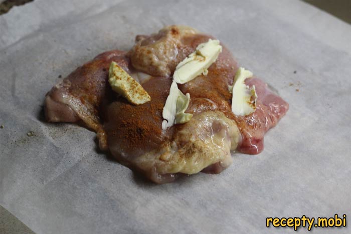 Выложить на куриное мясо кусочки сливочного масла - фото шаг 3