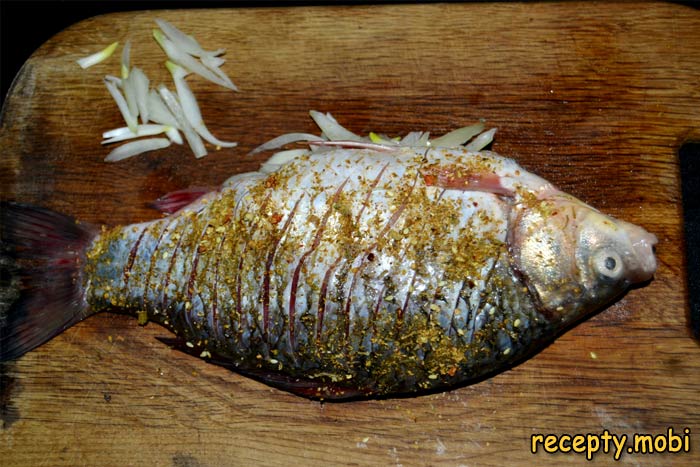 Заполняем брюшко рыбы нарезанным луком - фото шаг 6