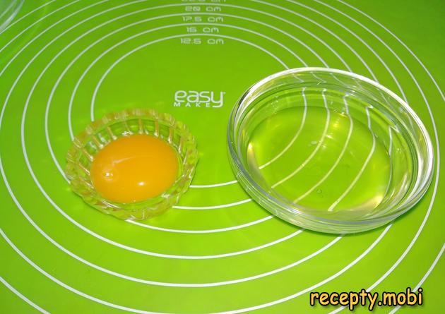 Separate the protein from the yolk - photo step 9