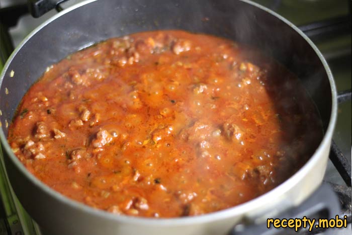 Влить томатное пюре, добавить пасту из помидоров - фото шаг 8