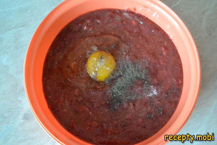 добавляем в миску с печёночным фаршем соль и перец согласно рецепту - фото шаг 7