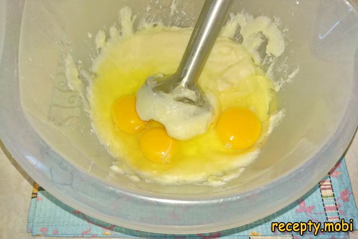 К творожной массе добавляем яйца - фото шаг 3