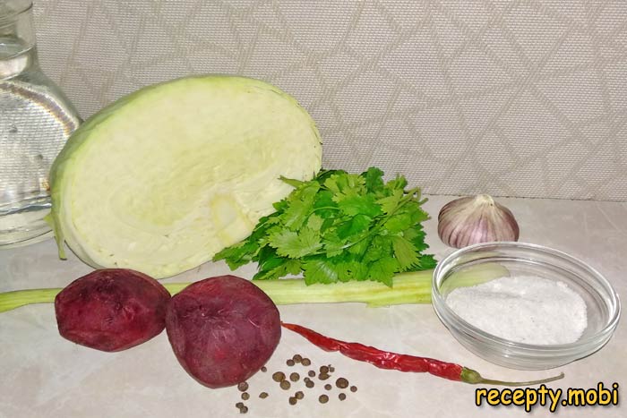 ингредиенты для квашеной капусты со свеклой и сельдереем