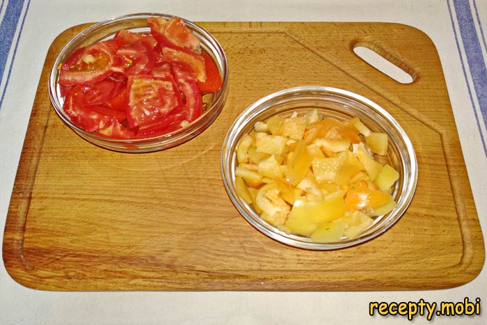 нарезанный болгарский перец и помидоры - фото шаг 4