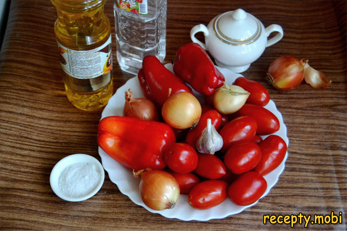 Ингредиенты для приготовления лечо из болгарского перца с луком и чесноком