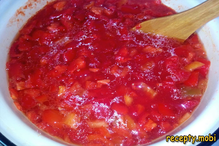 Заливаем овощи в варочной кастрюле томатным соком