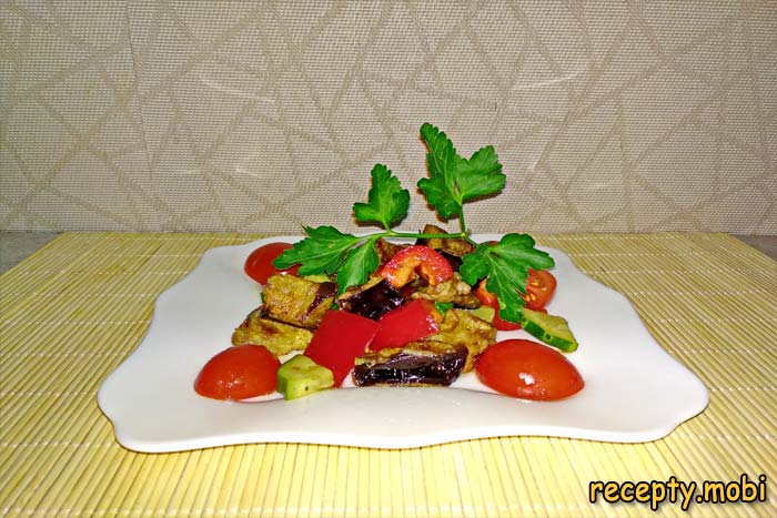 Салат с хрустящими баклажанами и помидорами черри в пикантной заливке