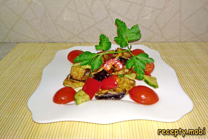 Салат с хрустящими баклажанами и помидорами черри в пикантной заливке