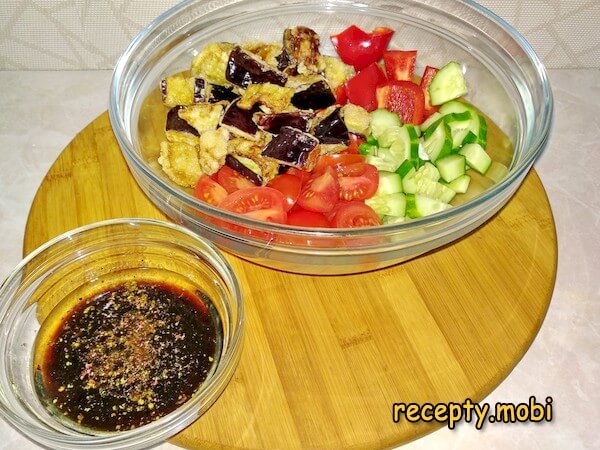 приготовление салата с хрустящими баклажанами и помидорами - фото шаг 12