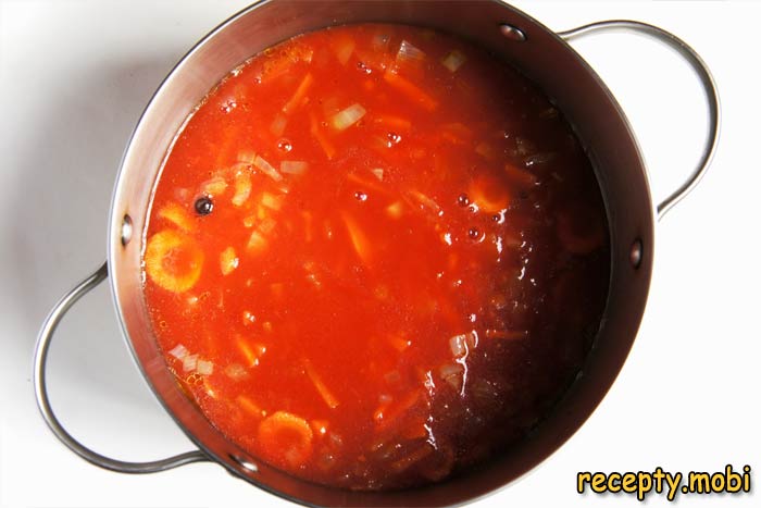Полученным соусом томатным теперь заливаем в кастрюле слои рыбы с овощами - фото шаг 9