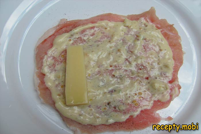 смазываем кусочек мяса и добавляем сыр - фото шаг 4