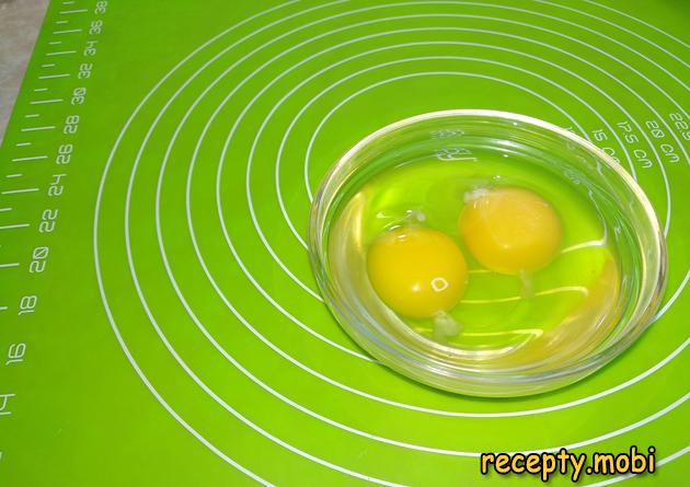 Eggs in a bowl - photo step 5