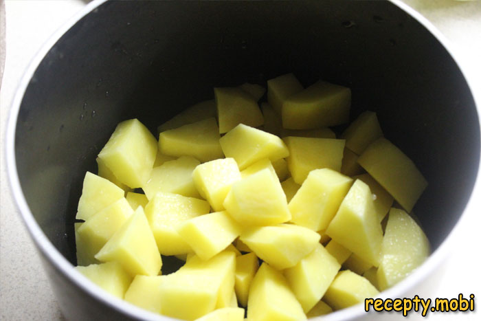 Нарезать картофель небольшими кубиками - фото шаг 1