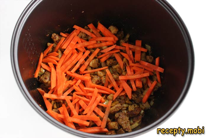 добавить морковь нарезанную соломкой - фото шаг 4