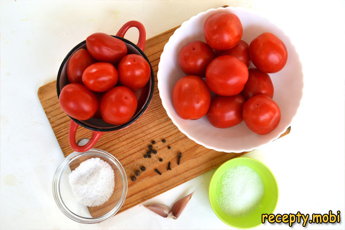 ингредиенты для приготовления помидоров в собственном соку на зиму