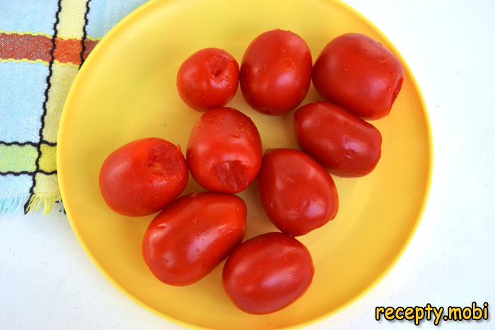 Вымываем мелкие помидоры - фото шаг 4