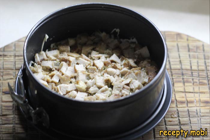 приготовление салата с курицей и кукурузой - фото шаг 3